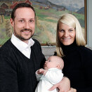 Kronprinsparet med sin nyfødte sønn, Prins Sverre Magnus (Foto: Lise Åserud, Scanpix)